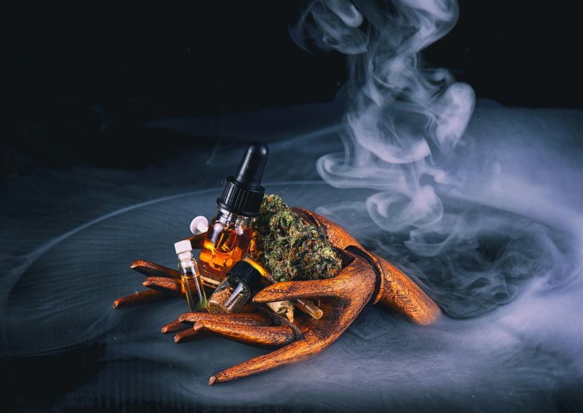 Read more about the article How Different is the High from Smoking Cannabis Compared to Dabbing?